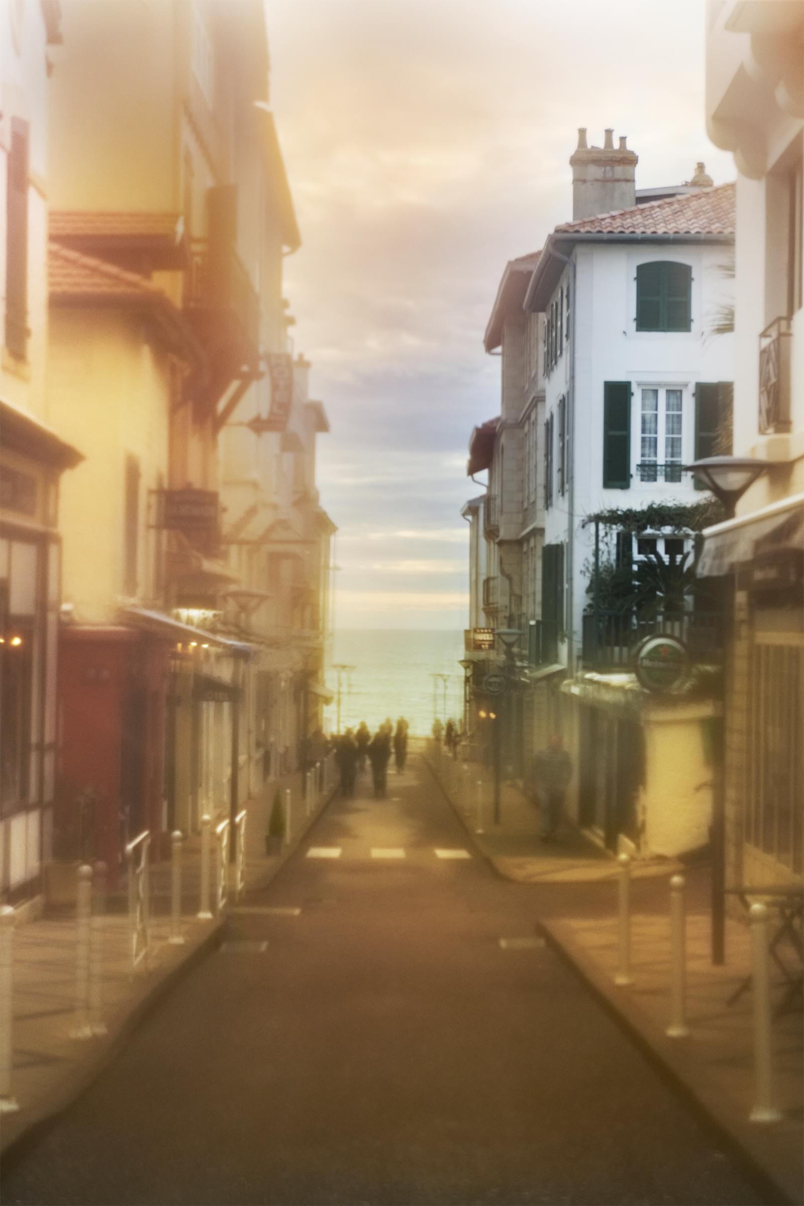 Rue dans Biarritz donnant sur la mer