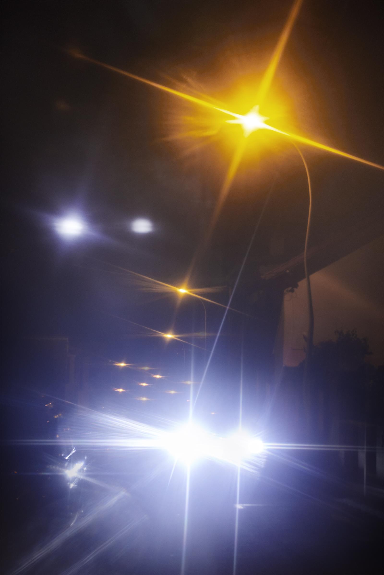 Phares éblouissants dans la rue de nuit